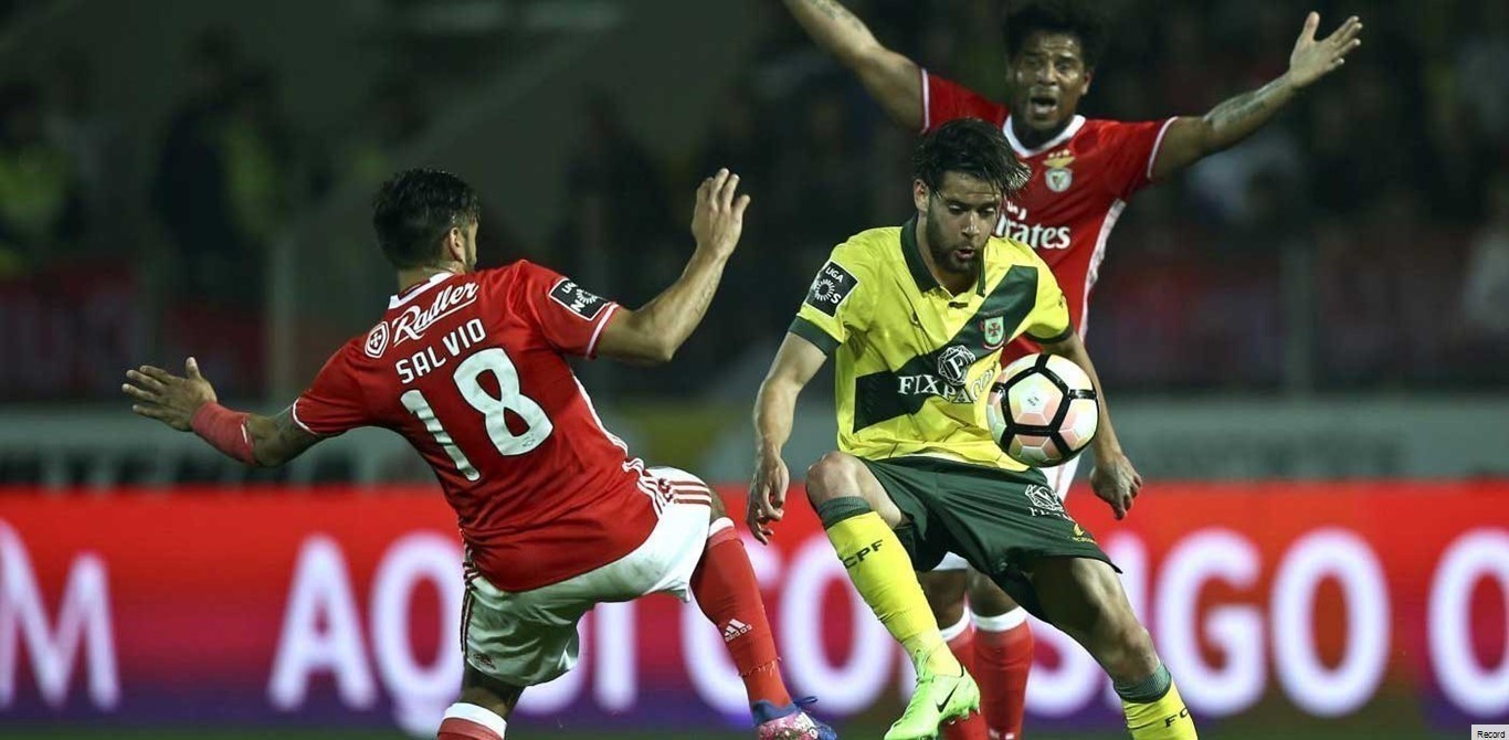 Benfica tropeça em Paços de Ferreira e FC Porto pode assumir a liderança