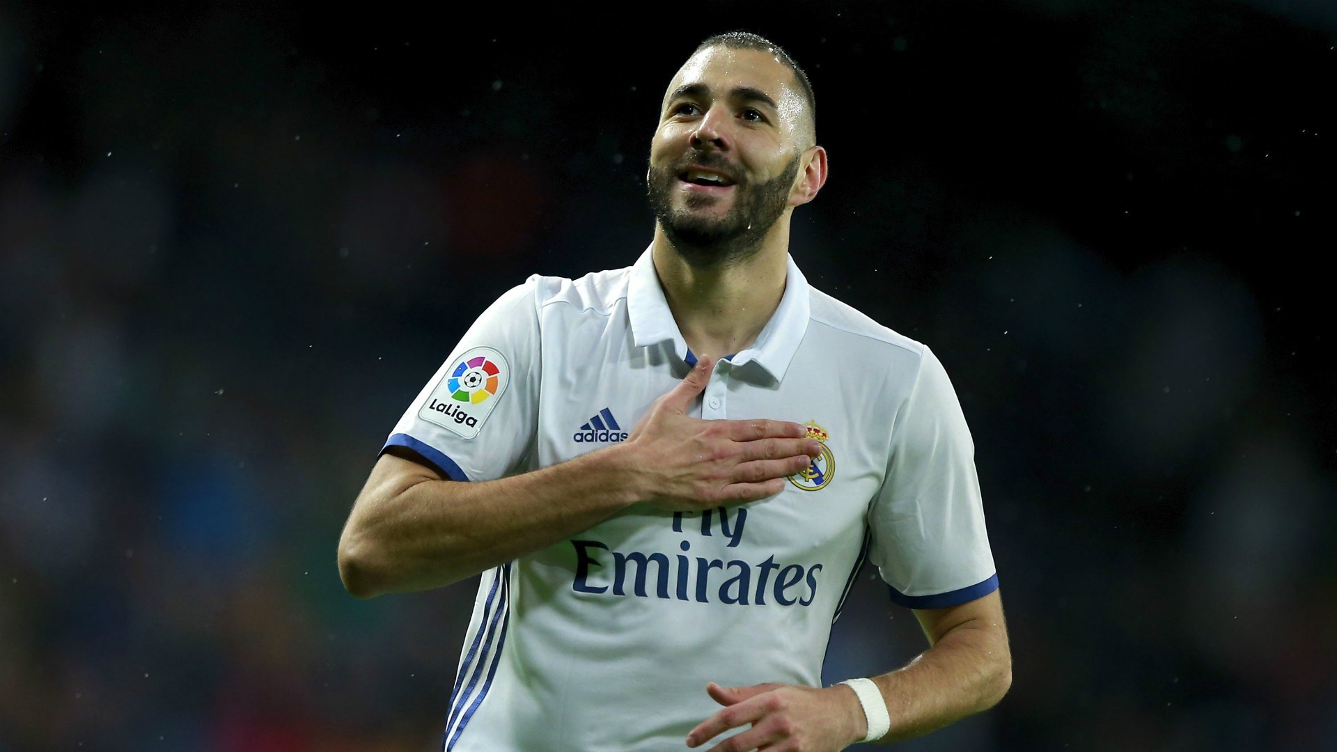 OFICIAL: Benzema renova até 2021
