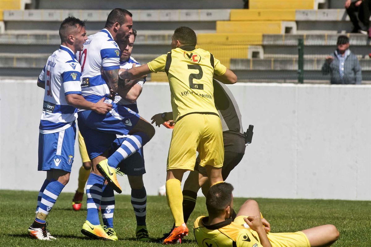 Jogador do Canelas constituído arguido após agredir o árbitro