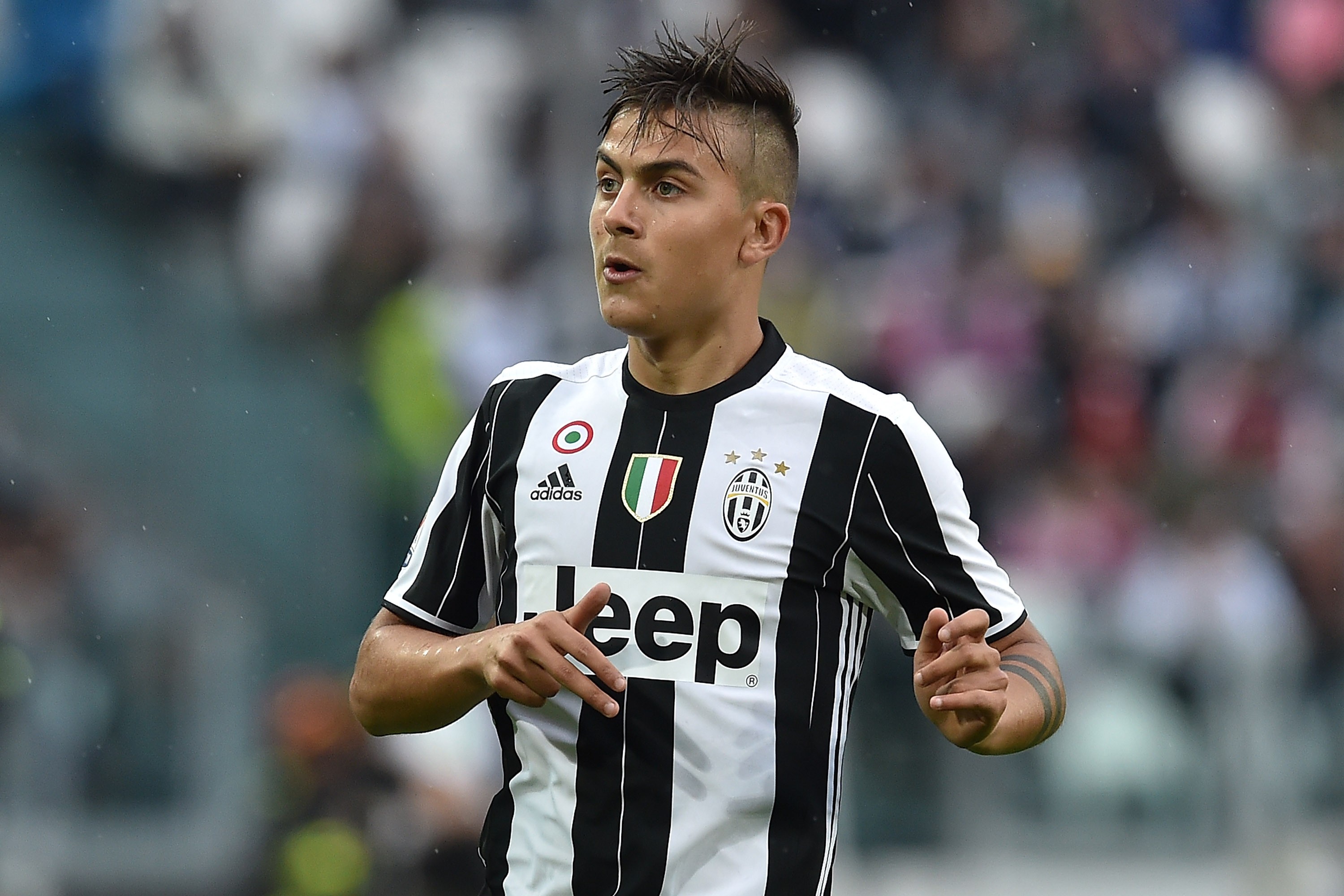 Paulo Dybala sai lesionado do encontro com o Pescara