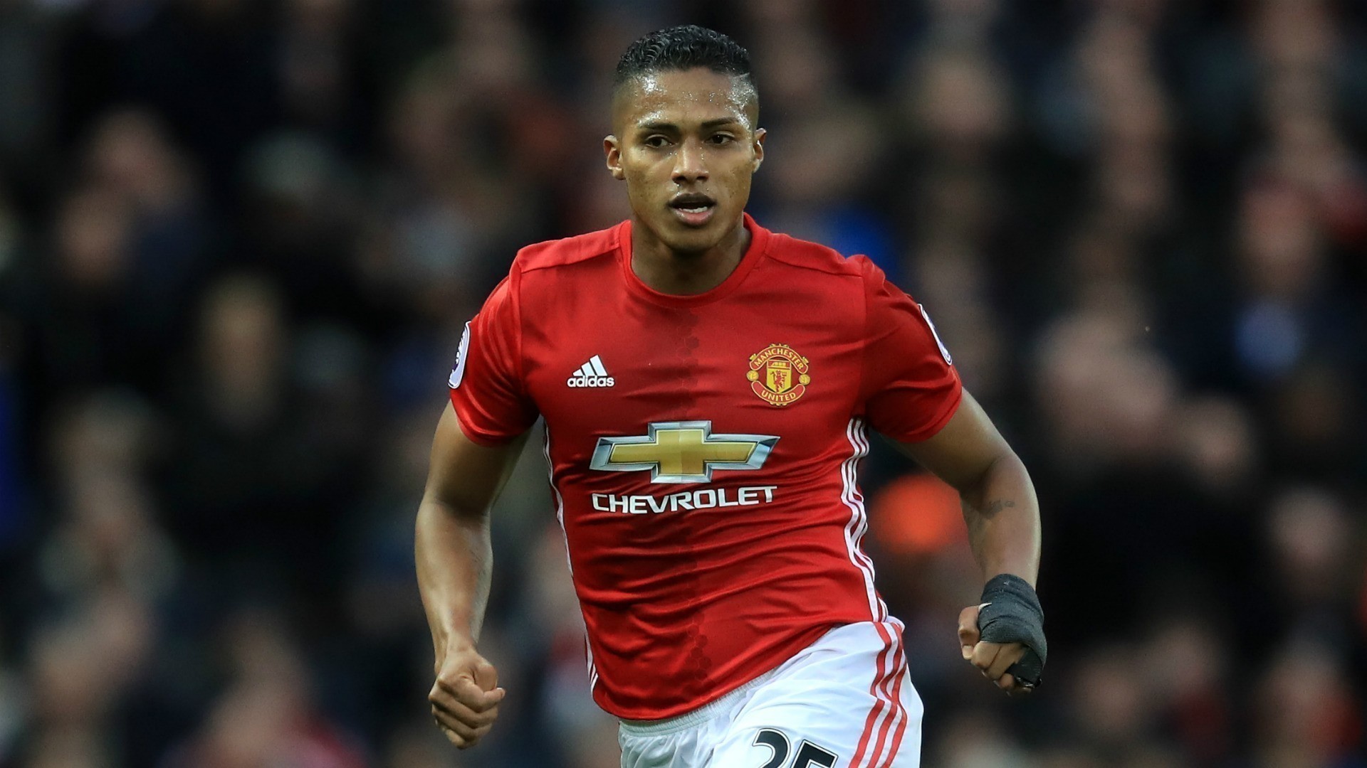 Antonio Valencia renova com o Manchester United até 2019