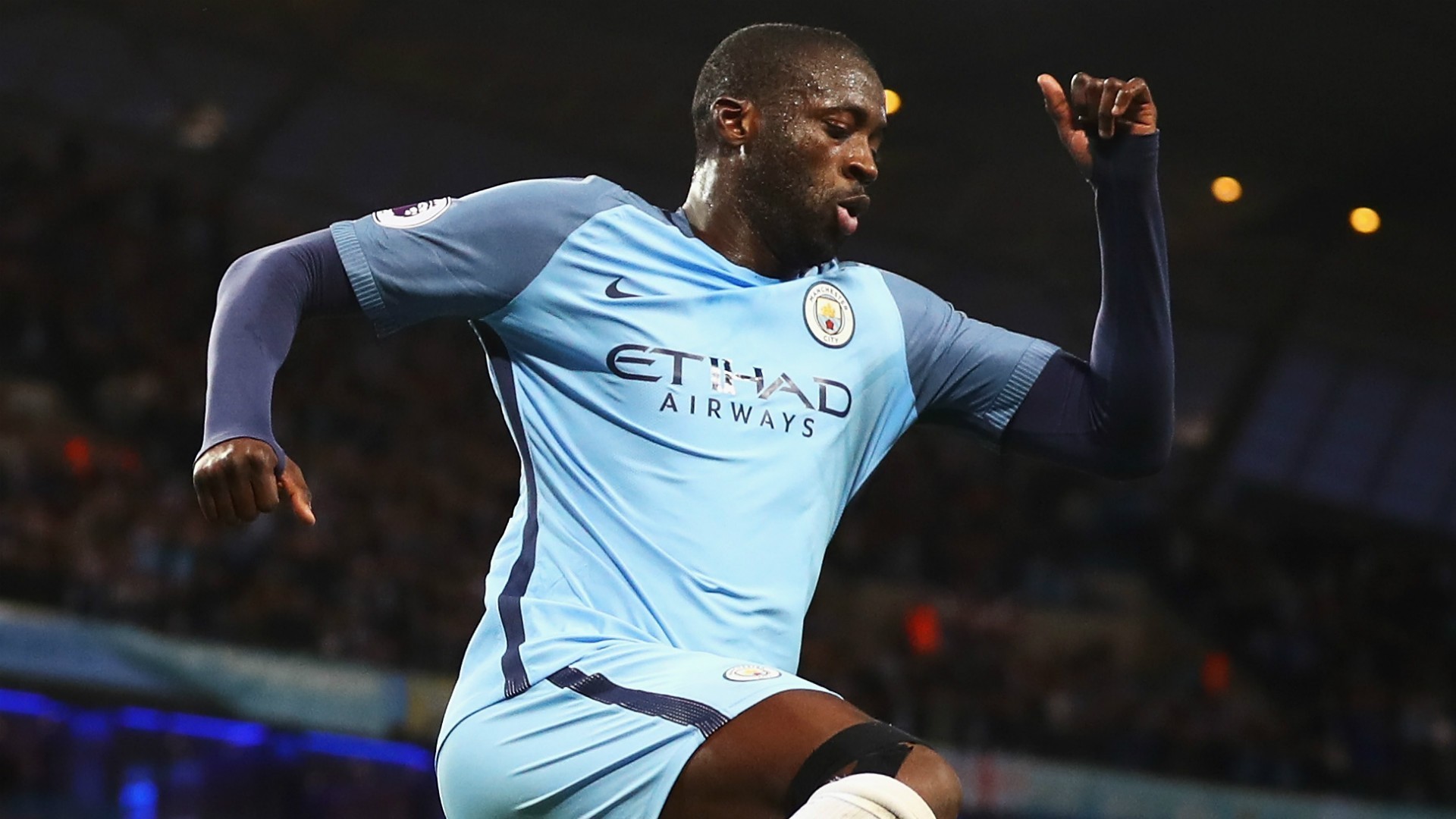 Yaya Touré continua no Manchester City