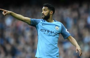 Liverpool avança por Clichy