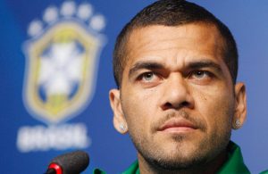 Daniel Alves revela qual o melhor jogador que defrontou