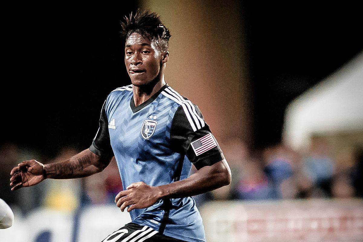 Djaló à experiência em histórico clube inglês