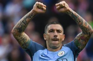 OFICIAL: Kolarov abandona o Manchester City