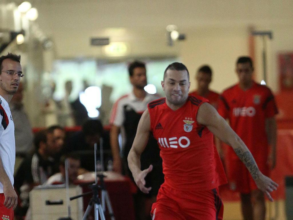 OFICIAL: Médio rescinde com o Benfica e assina pelo Aves