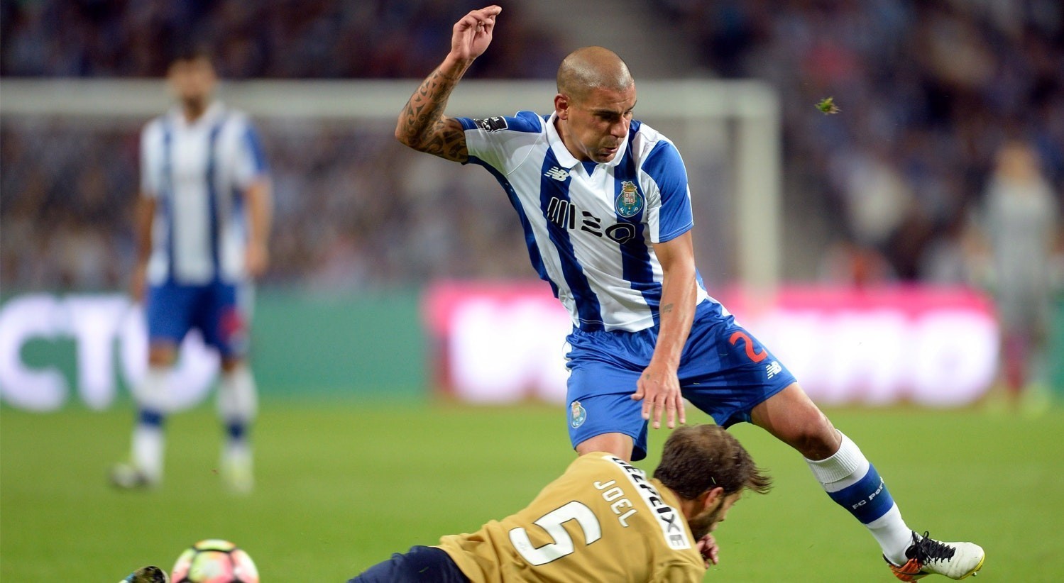 Maxi Pereira titular pela primeira vez na temporada