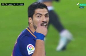 Estalou a polémica: Barça marca e árbitro anula