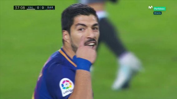 Estalou a polémica: Barça marca e árbitro anula