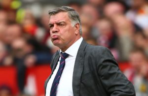 Abandona após 6 meses no “comando”.