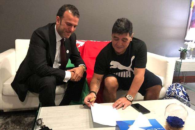 Jogador, Treinador e agora Presidente: Maradona, o homem dos 3 ofícios.