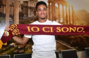 OFICIAL: Kluivert é Romano.