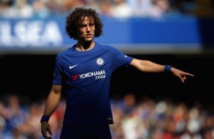 Ancelotti olha para David Luiz.