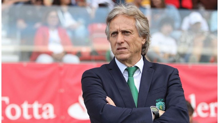 Jorge Jesus conta com 11 elementos na equipa técnica.
