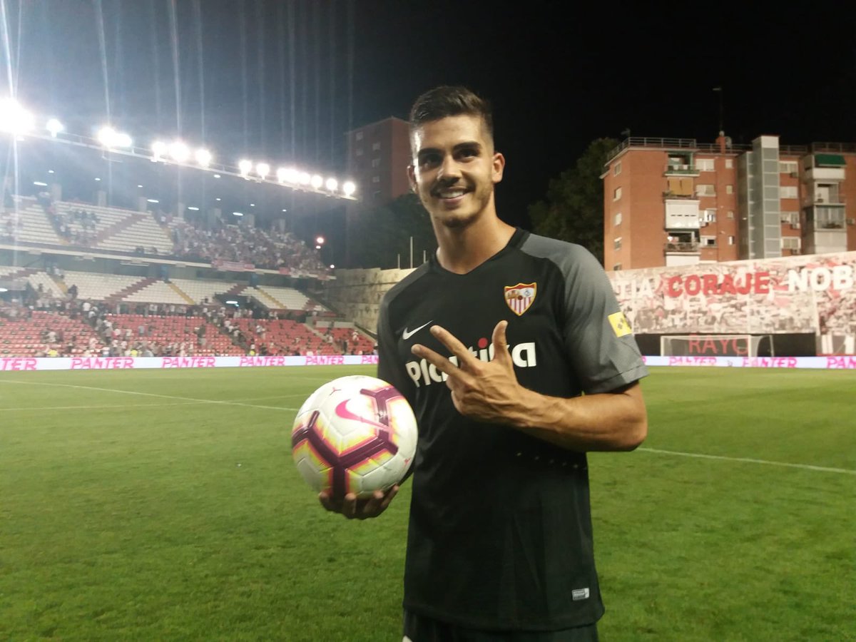 André Silva junta-se a Romário.
