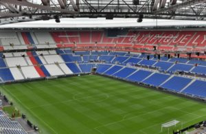 Lyon à porta fechada.