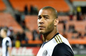 Oguchi Onyewu pendura as botas.