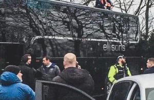 Adepto senta-se no autocarro