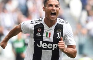 Ronaldo soma e segue