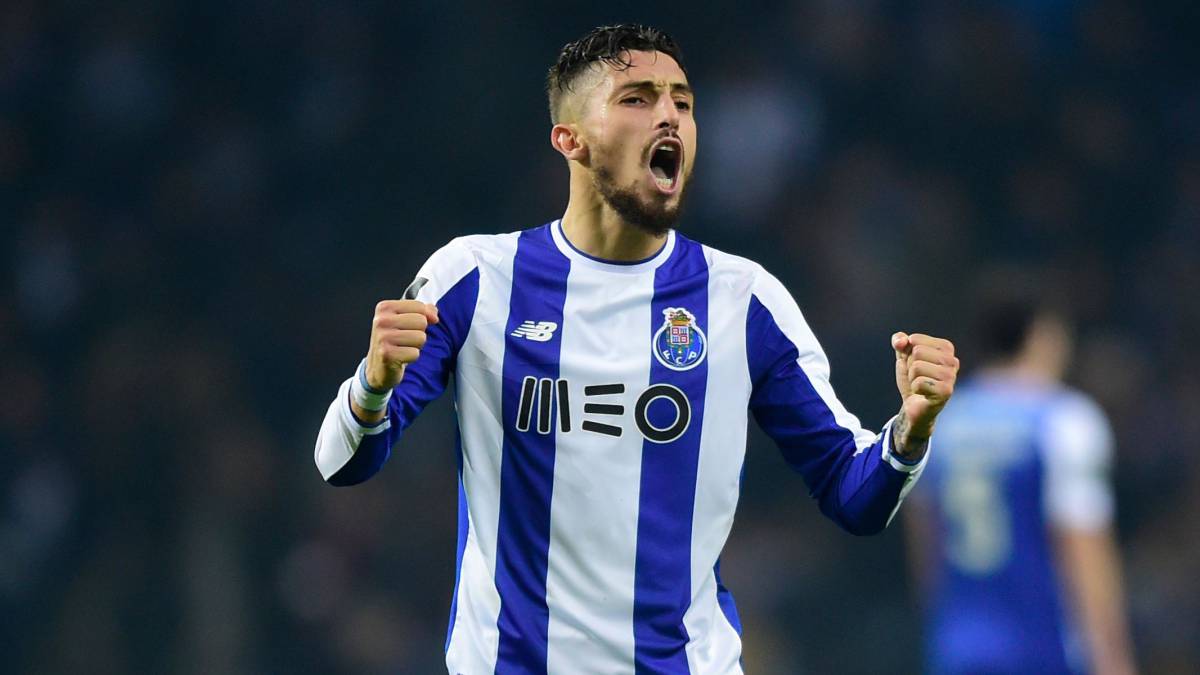 Travão por Alex Telles.