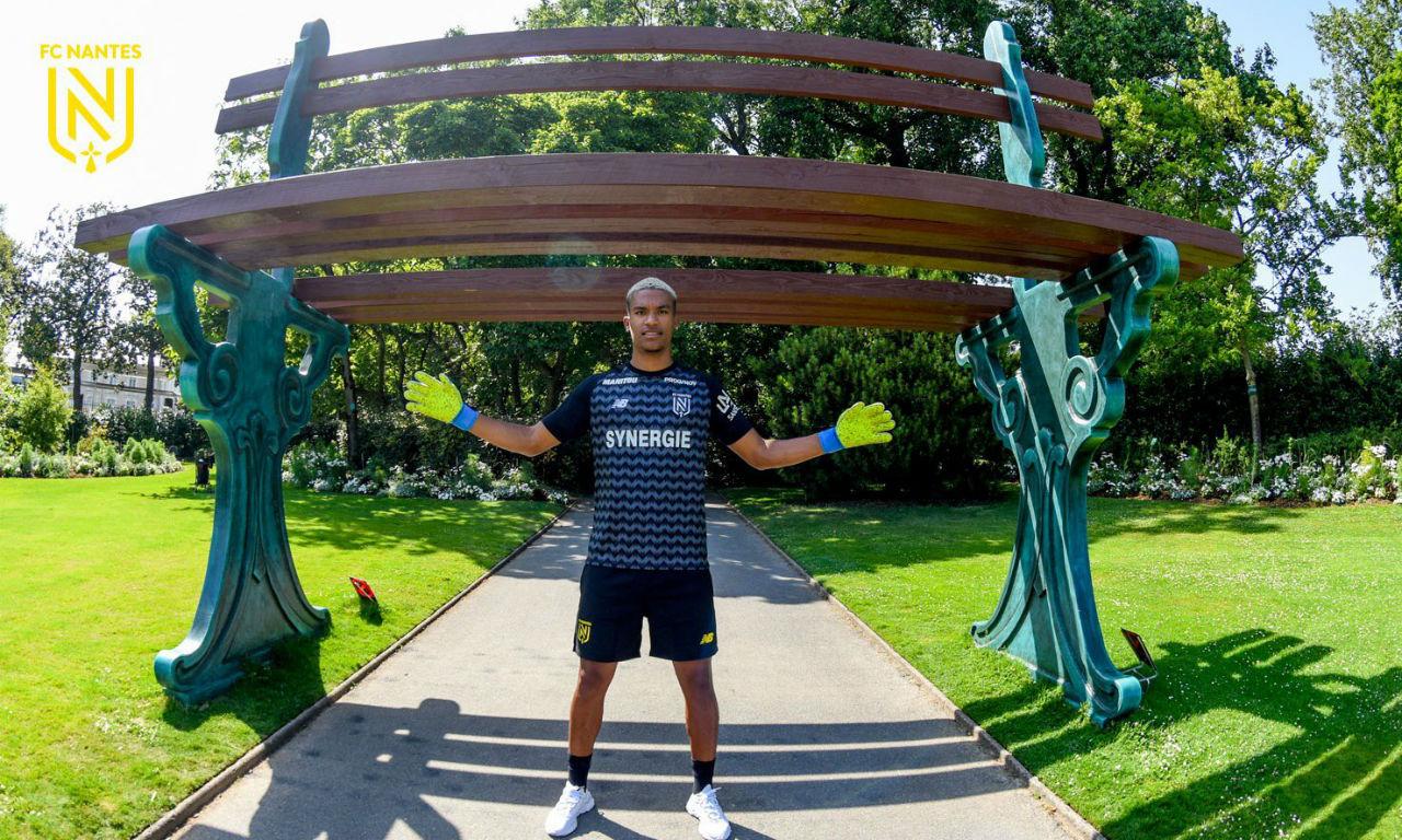 OFICIAL: Nantes segura promessa da Baliza.