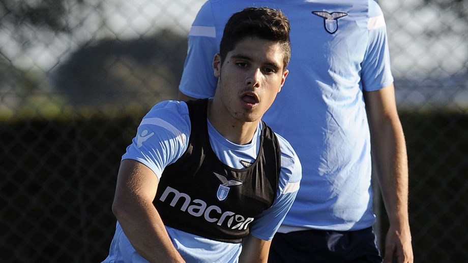 Pedro Neto quase certo.