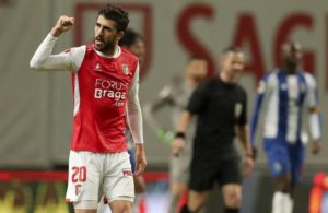 Dínamo de Kiev e Norwich sondam Paulinho.