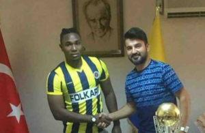 Insólito: Contrataram o jogador errado.