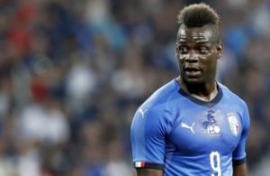 Balotelli em negociações com emblema italiano.