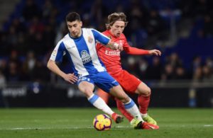 Bayern atras de Marc Roca.