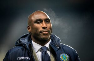 OFICIAL: Sol Campbell bate com a porta.