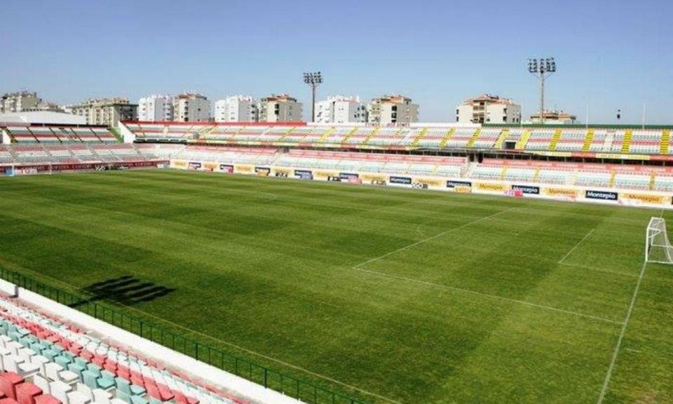 Mítico estádio José Gomes, à venda.