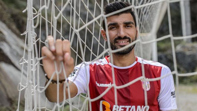 OFICIAL: Renovação para Esgaio.