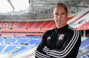 OFICIAL: Sylvinho demitido.