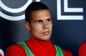 Viajou para Roma, mas foi recusado.