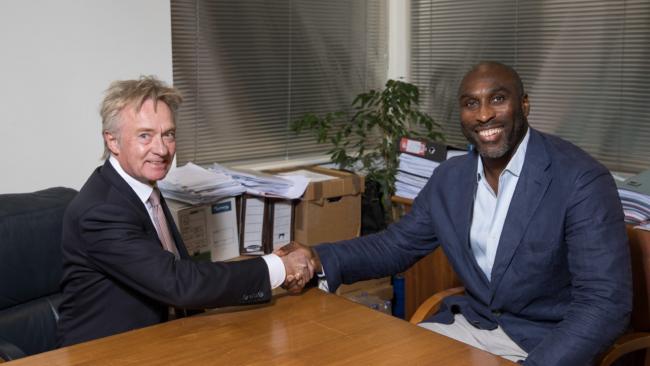 OFICIAL: Sol Campbell tem novo clube.