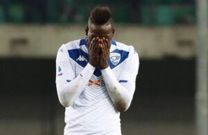 Adeptos do Brescia, apontam o dedo a Balotelli.
