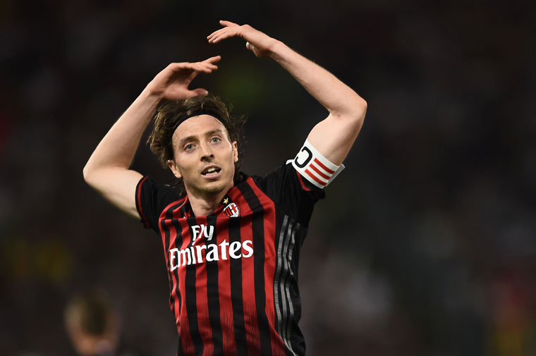 OFICIAL: Montolivo diz adeus e aponta dedo a um clube.