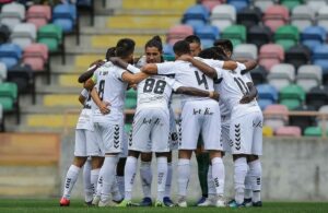 Chuteiras não chegam e jogo adiado!