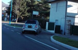 Balotelli engana-se na garagem, embate com o carro e vai dormir