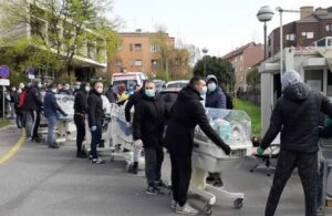 Grupo Ultras ajudam militares para evacuar bebes!