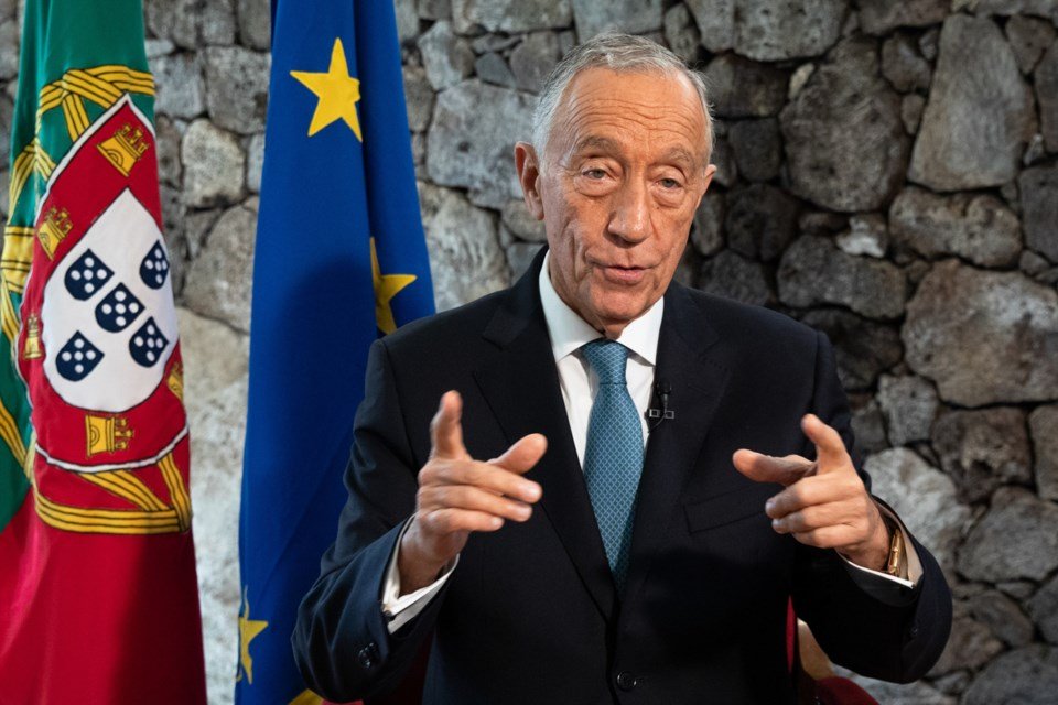 Evocar a Pátria, a República, a Liberdade e a Democracia.