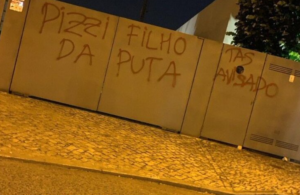Casas de Lage e futebolistas do Benfica grafitadas durante a madrugada