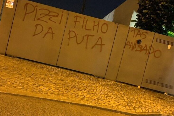 Casas de Lage e futebolistas do Benfica grafitadas durante a madrugada