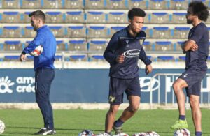 Dragão olha para Fábio Martins e Gustavo Assunção.