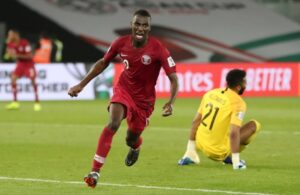 “Vimaranenses” olham para Almoez Ali.