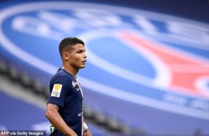 Thiago Silva com as malas feitas para Inglaterra.