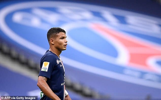 Thiago Silva com as malas feitas para Inglaterra.
