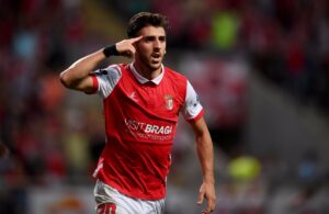 Lazio olha para Paulinho.